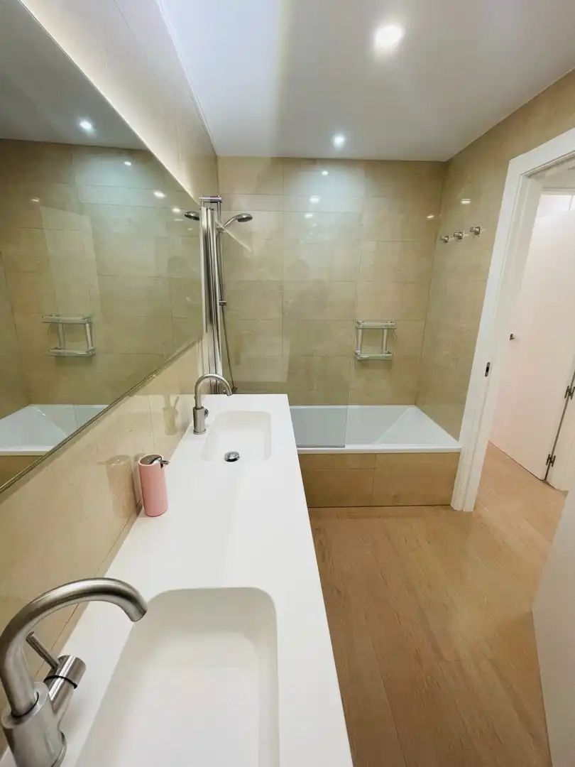 Badezimmer von Wohnung zur Miete in Alicante / Alacant mit Klimaanlage, Heizung und Parkett