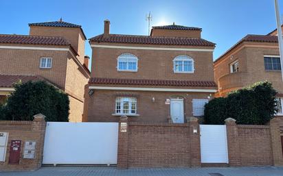 Vista exterior de Casa o xalet en venda en Elche / Elx amb Aire condicionat, Terrassa i Piscina