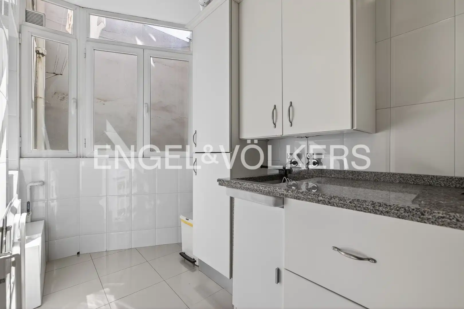 Kitchen of Flat for sale in Sevilla  with Air Conditioner, Heating and Balcony
