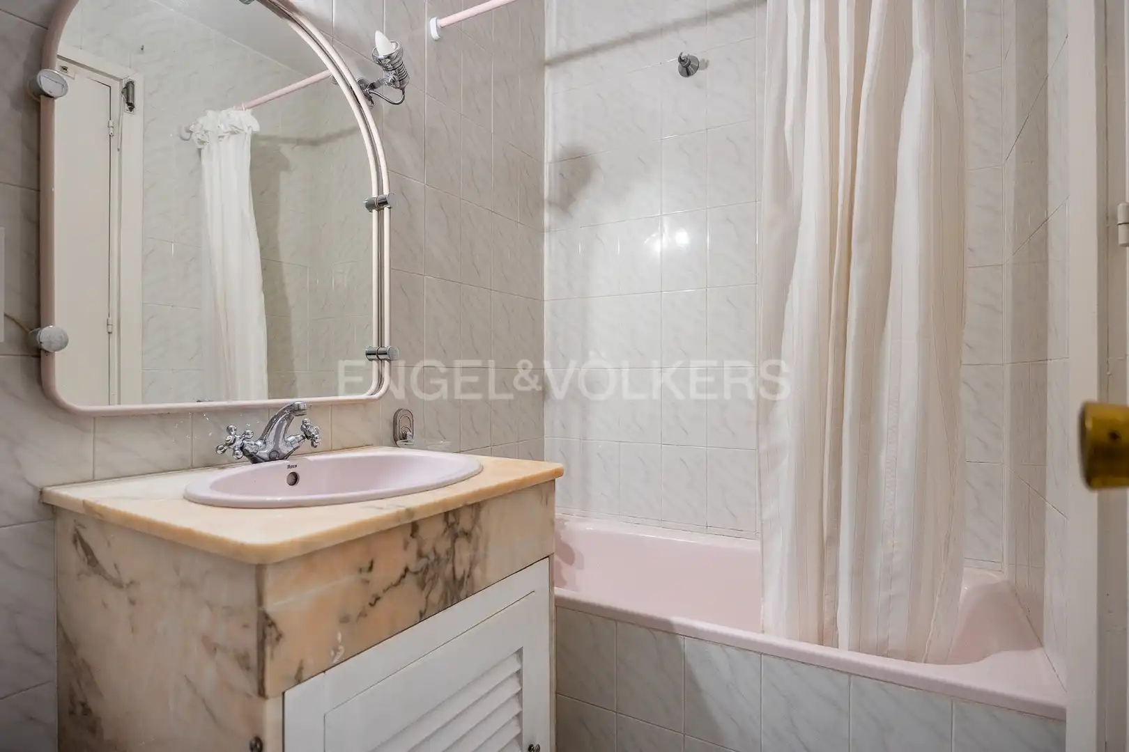 Bathroom of Flat for sale in Sevilla  with Air Conditioner, Heating and Terrace
