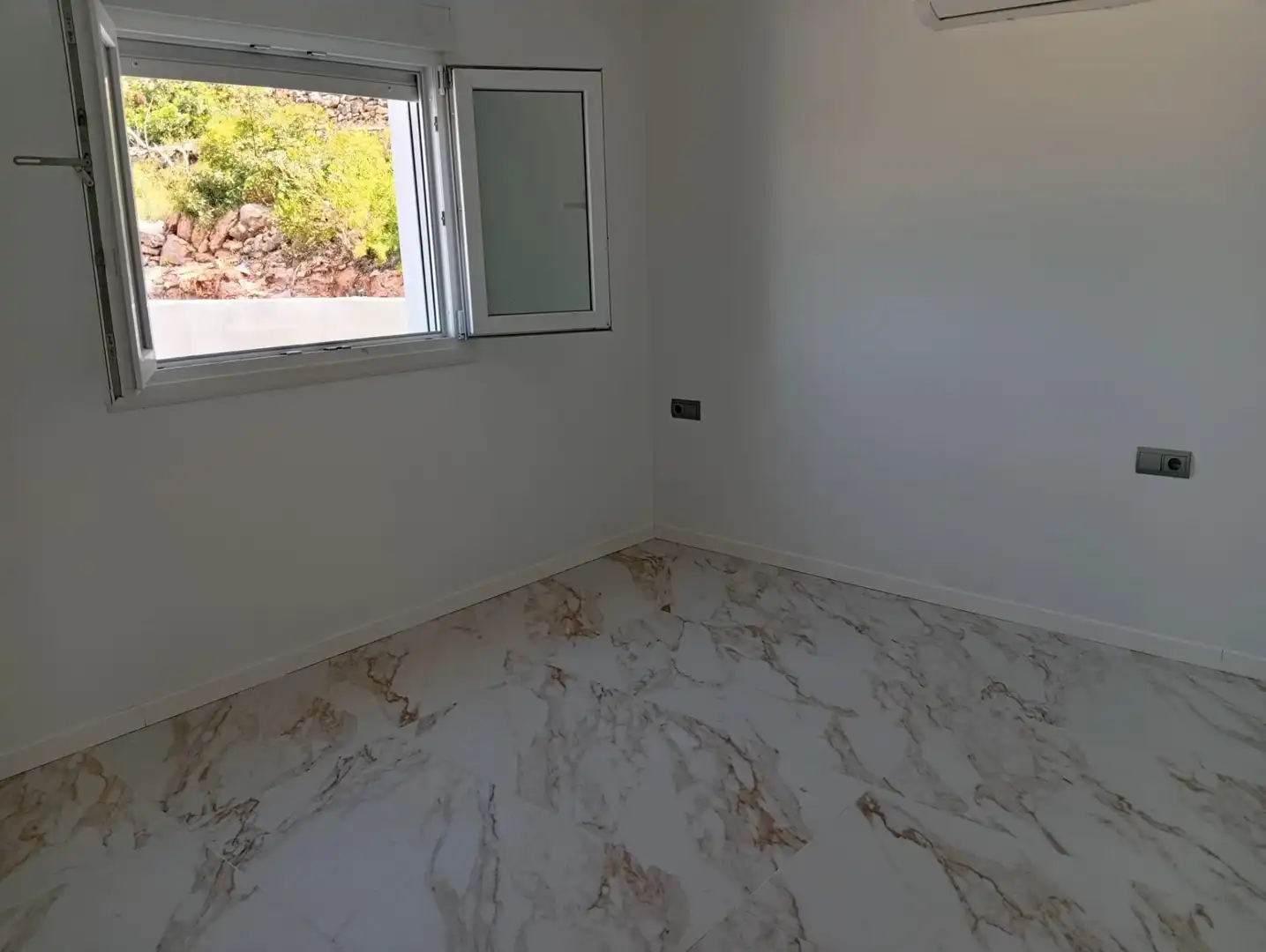 Country homes for sale in Tortosa  with Air Conditioner, Private garden and Storage room
