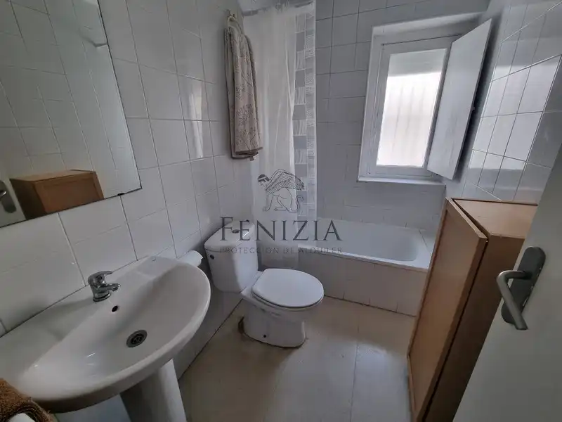 Badezimmer von Wohnungen zur Miete in Cádiz mit Terrasse, Möbliert und Ofen