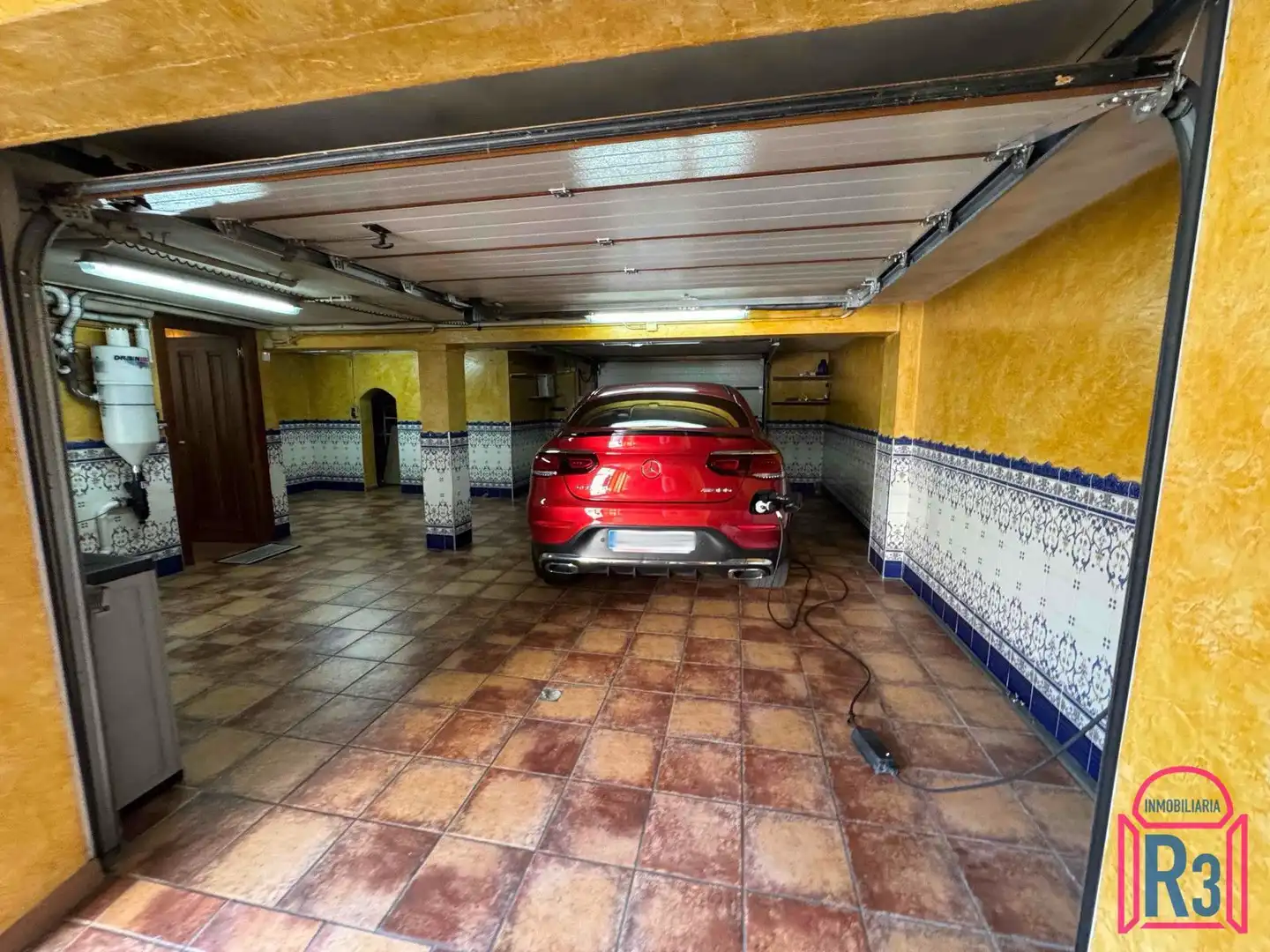 Aparcament de Casa o xalet en venda en León Capital  amb Calefacció, Terrassa i Traster