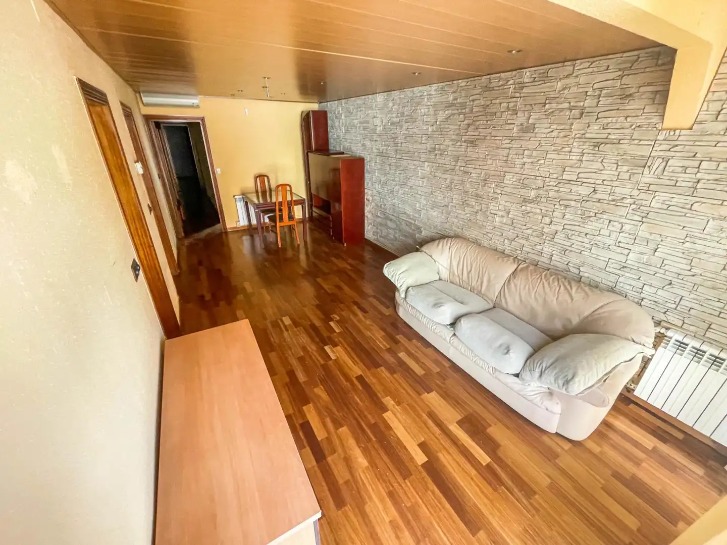 Sala de estar de Piso en venta en Olesa de Montserrat con Aire acondicionado, Calefacción y Parquet