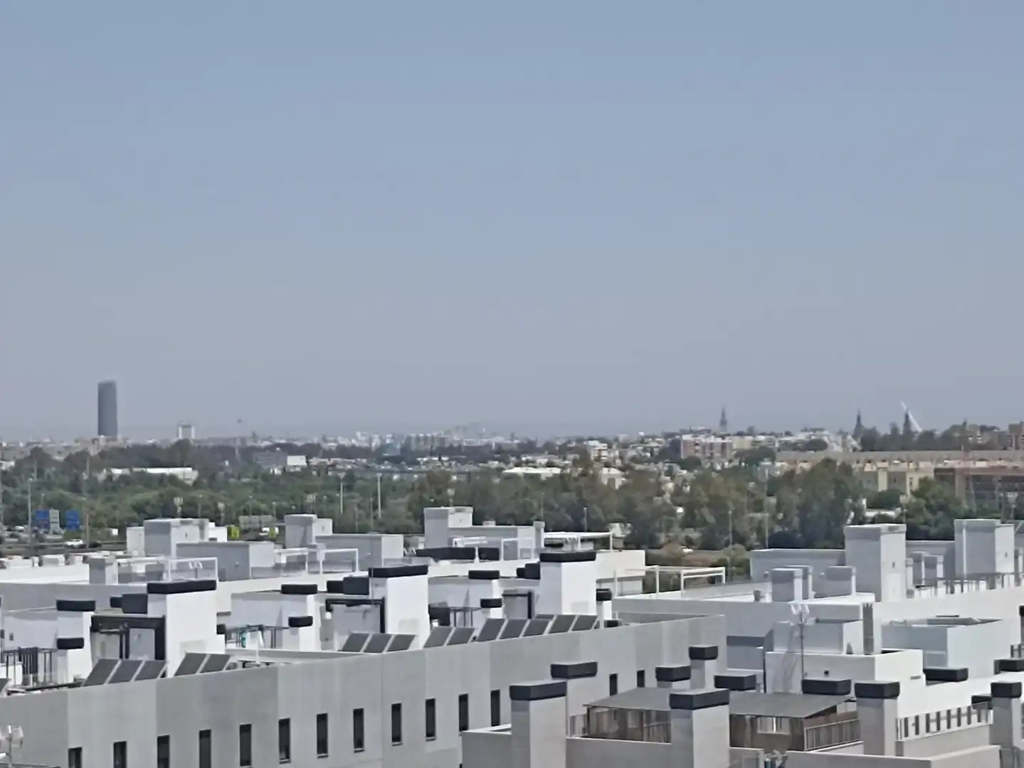 Außenansicht von Wohnung zur Miete in Sevilla mit Klimaanlage, Terrasse und Abstellraum