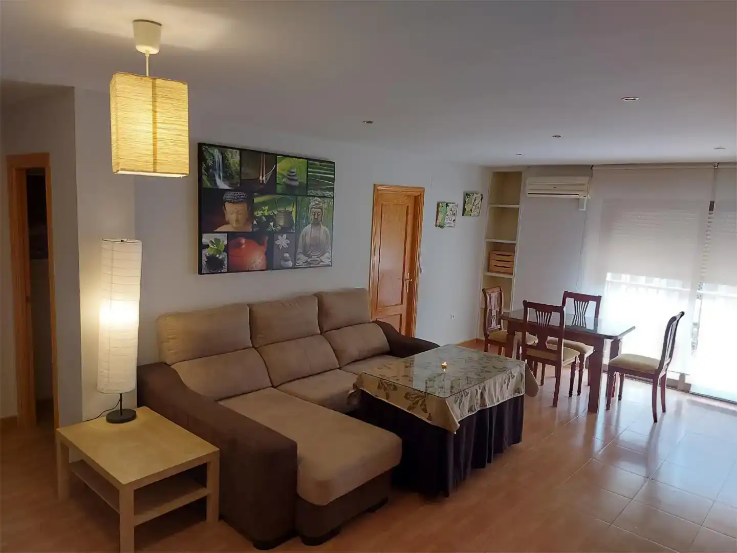 Wohnzimmer von Wohnung zur Miete in Trujillo mit Klimaanlage, Privatgarten und Parkett
