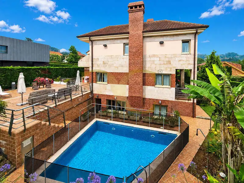 Piscina de Casa o xalet en venda en Gijón  amb Calefacció, Jardí privat i Terrassa
