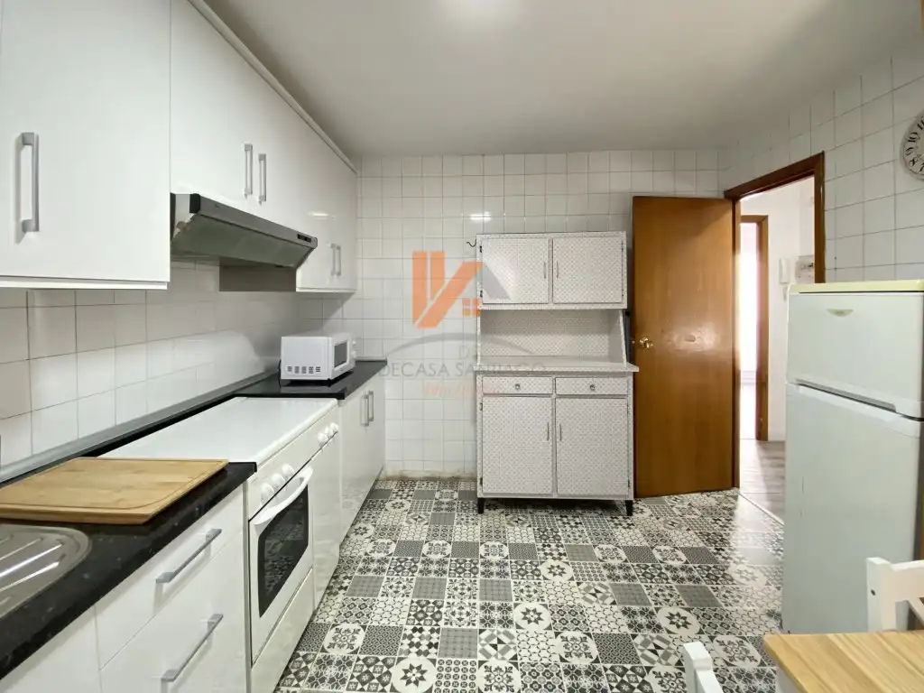 Cuina de Apartament de lloguer en Santiago de Compostela  amb Terrassa i Moblat