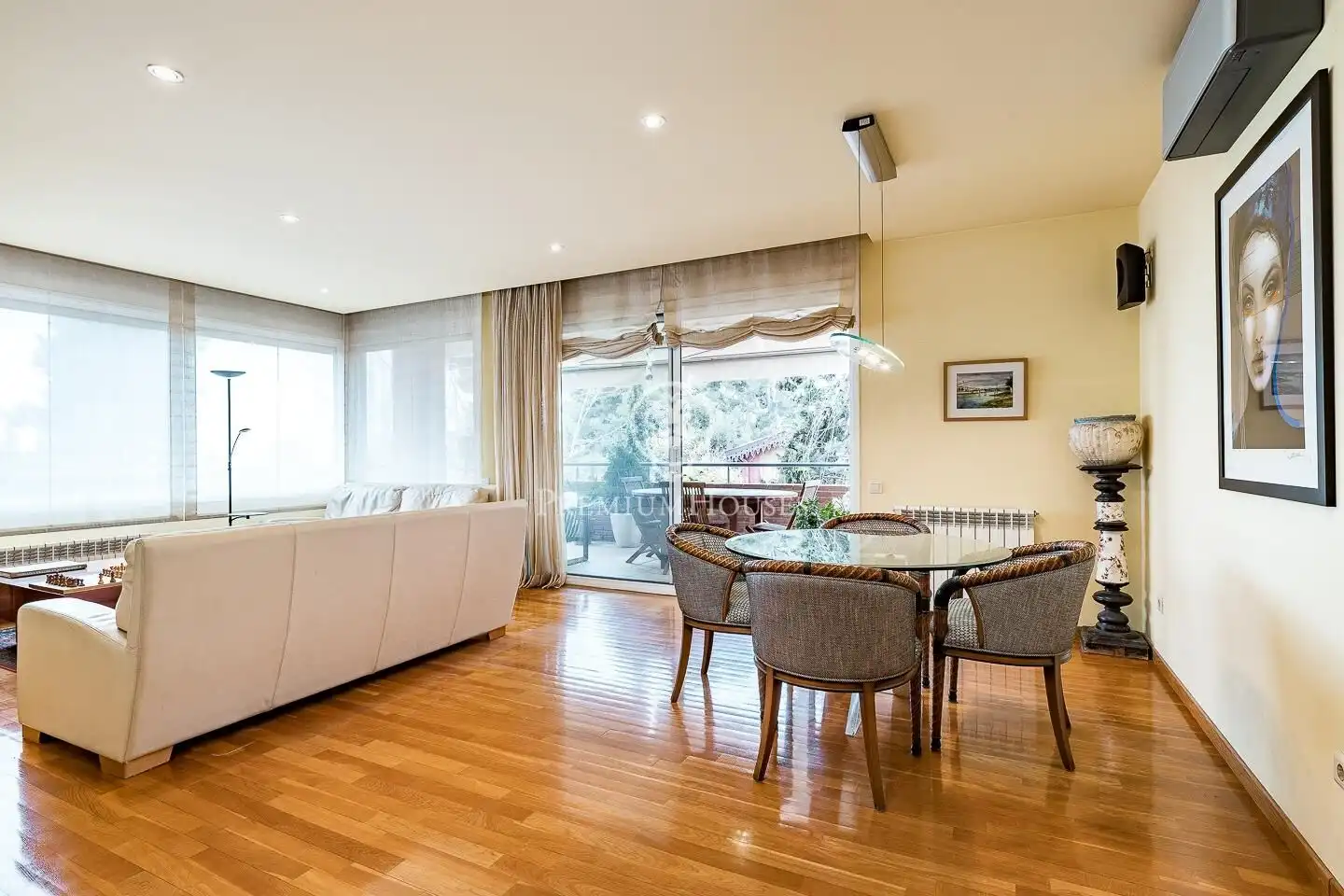 Living room of Flat for sale in Esplugues de Llobregat  with Air Conditioner, Heating and Private garden
