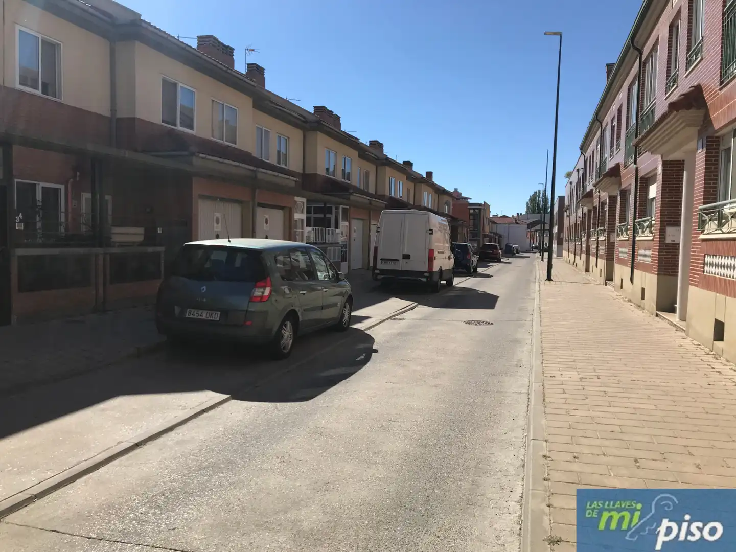 Vista exterior de Casa adosada en venda en Valladolid amb Calefacció, Jardí privat i Terrassa