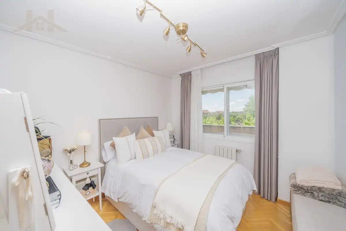 Bedroom of Flat for sale in Boadilla del Monte  with Air Conditioner, Heating and Storage room