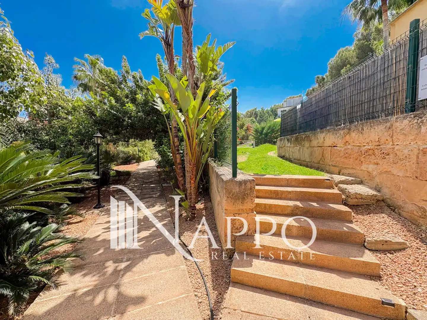 Vista exterior de Dúplex en venda en Calvià amb Aire condicionat, Calefacció i Jardí privat