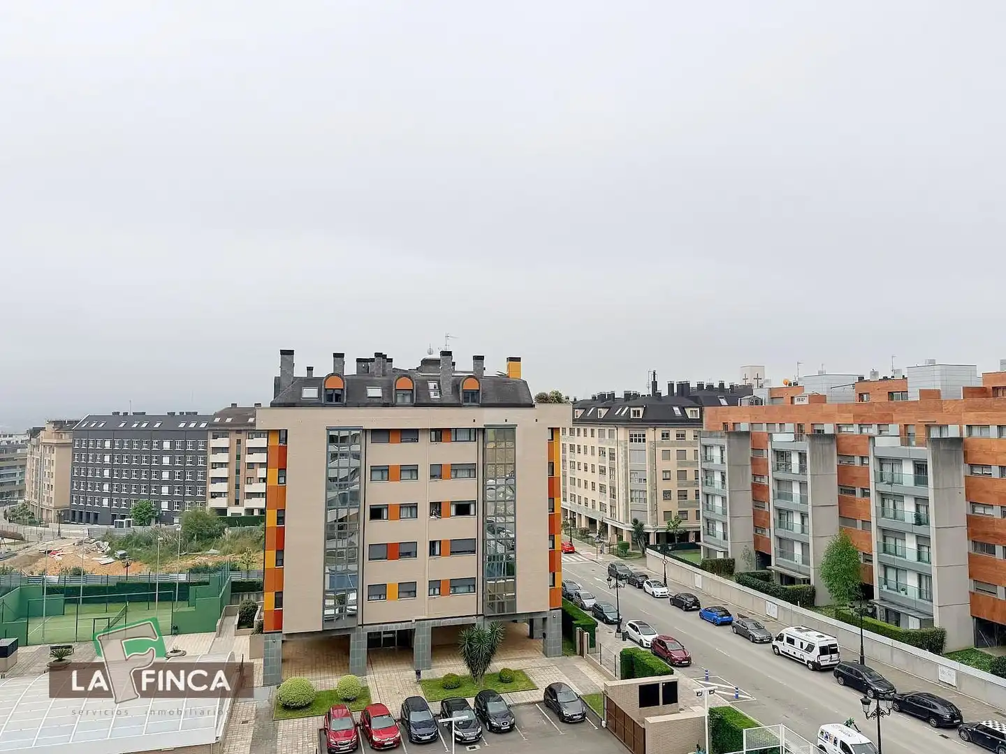 Aparcament de Àtic en venda en Oviedo  amb Calefacció, Parquet i Terrassa