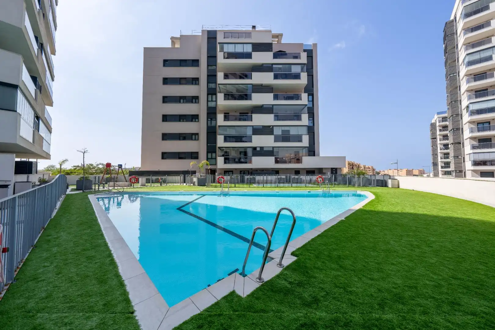 Piscina de Pis en venda en Almería amb Aire condicionat, Jardí privat i Terrassa