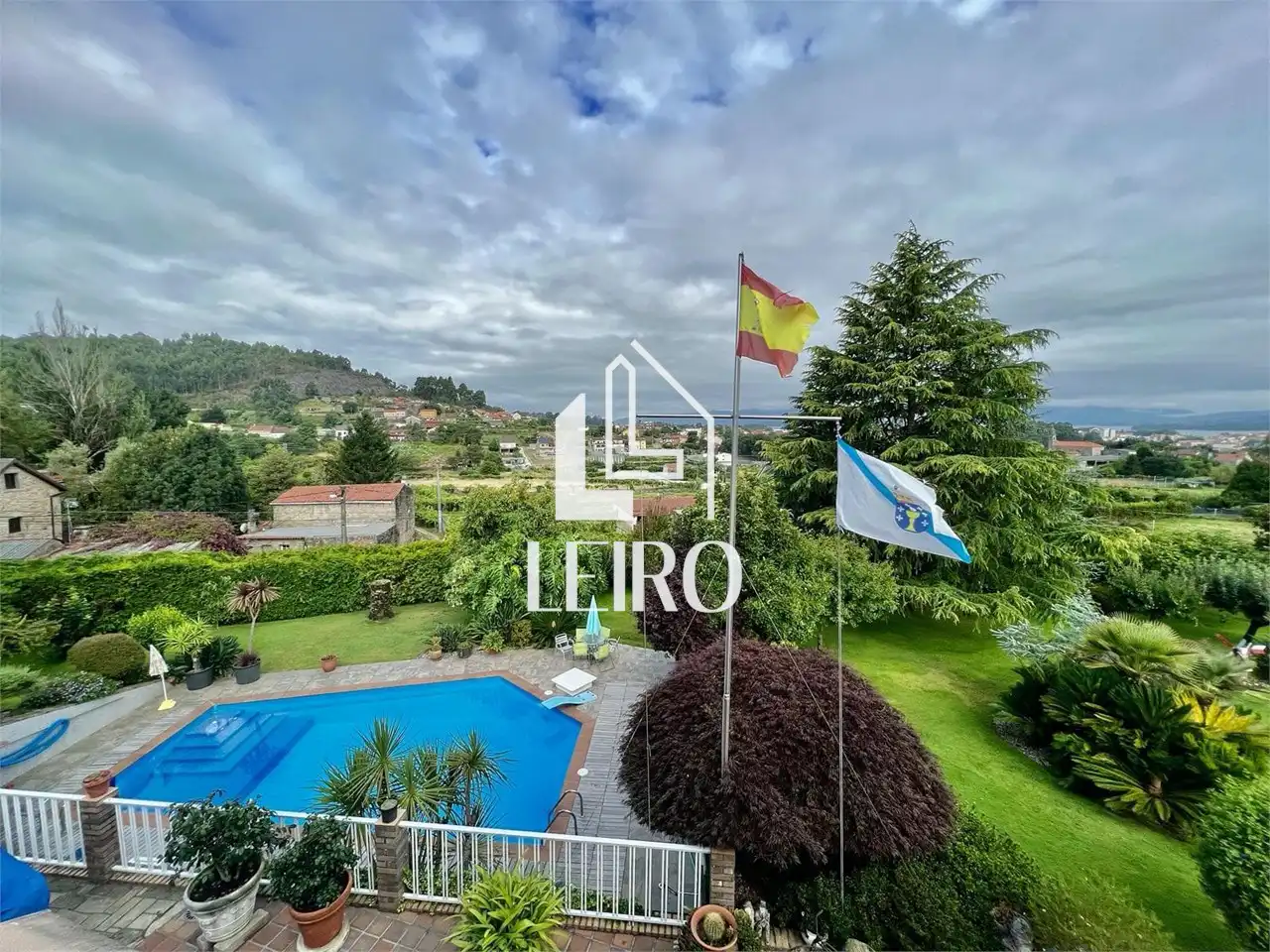 Vista exterior de Casa o xalet en venda en Vilagarcía de Arousa amb Calefacció, Jardí privat i Terrassa