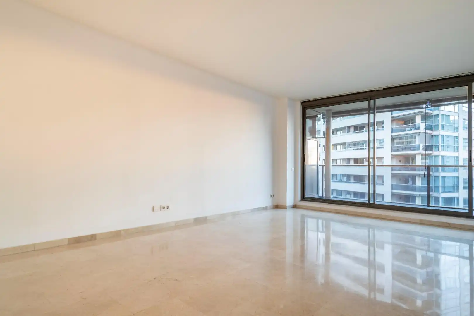 Wohnzimmer von Wohnung zum Verkauf in Barcelona mit Klimaanlage, Heizung und Terrasse