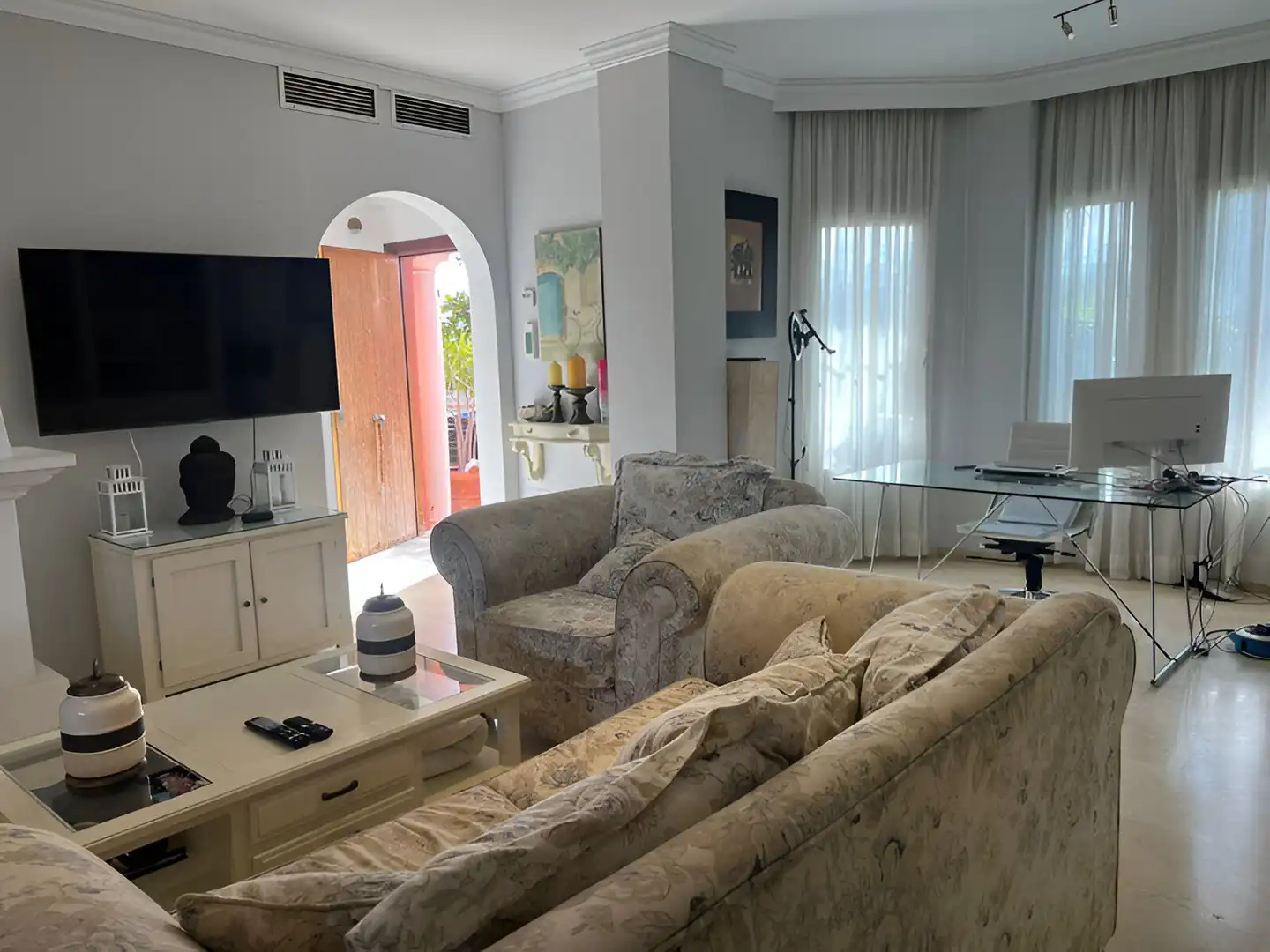 Sala de estar de Casa o chalet en venta en Estepona con Aire acondicionado, Terraza y Piscina