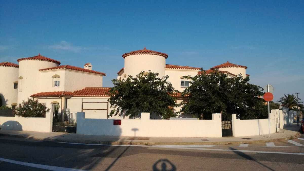 Vista exterior de Casa adosada en venda en Mont-roig del Camp amb Aire condicionat, Alarma i Piscina comunitària