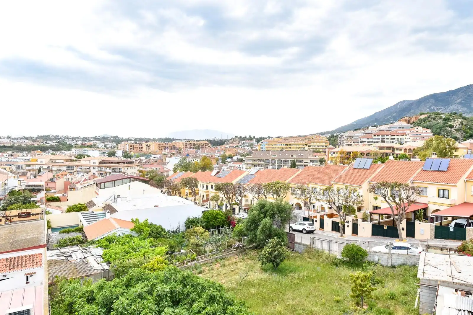 Vista exterior de Casa adosada de lloguer en Fuengirola amb Aire condicionat, Calefacció i Jardí privat