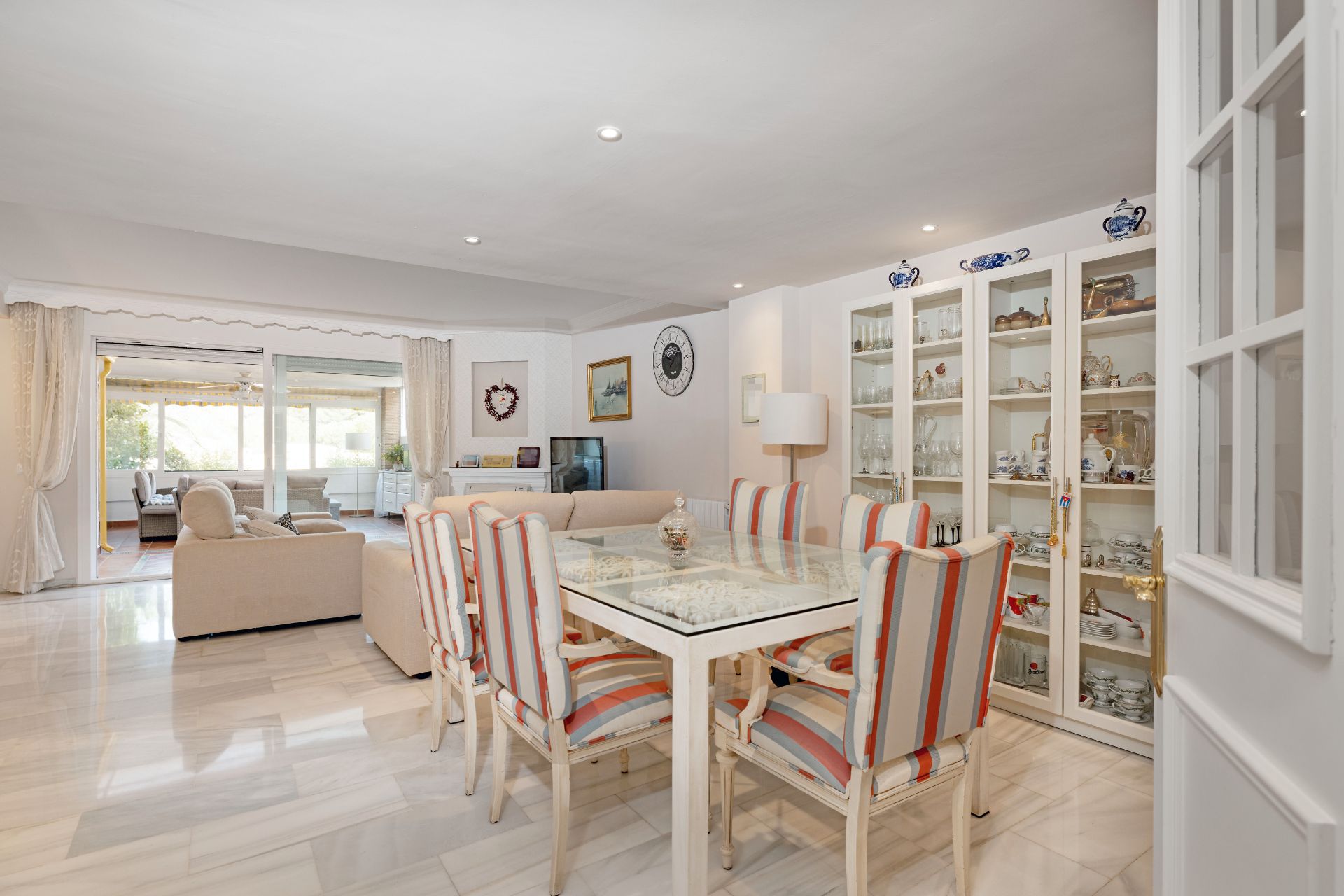 Menjador de Casa adosada en venda en Marbella amb Aire condicionat, Terrassa i Traster