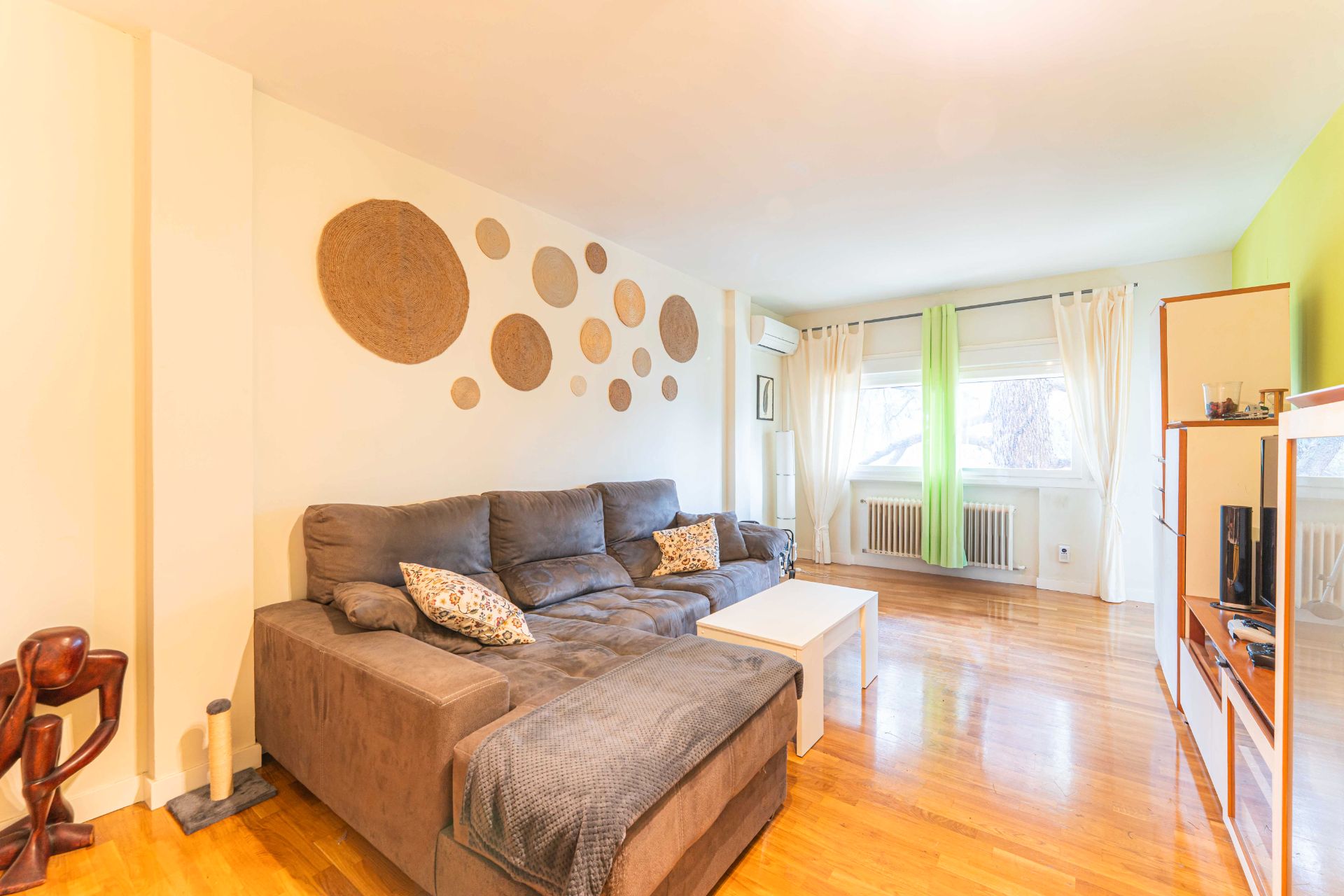 Living room of Flat for sale in Torrelodones  with Air Conditioner, Heating and Parquet flooring