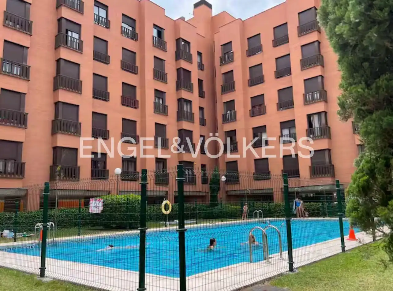 Vista exterior de Pis en venda en Madrid amb Aire condicionat, Calefacció i Piscina