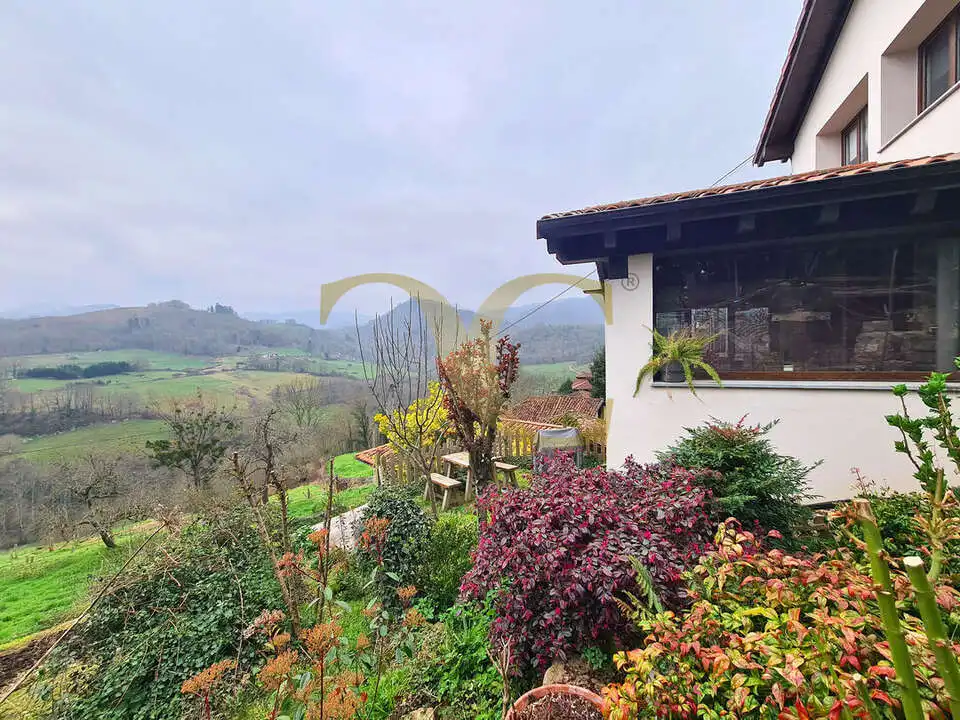 Vista exterior de Casa o xalet en venda en Cangas de Onís amb Calefacció, Jardí privat i Terrassa