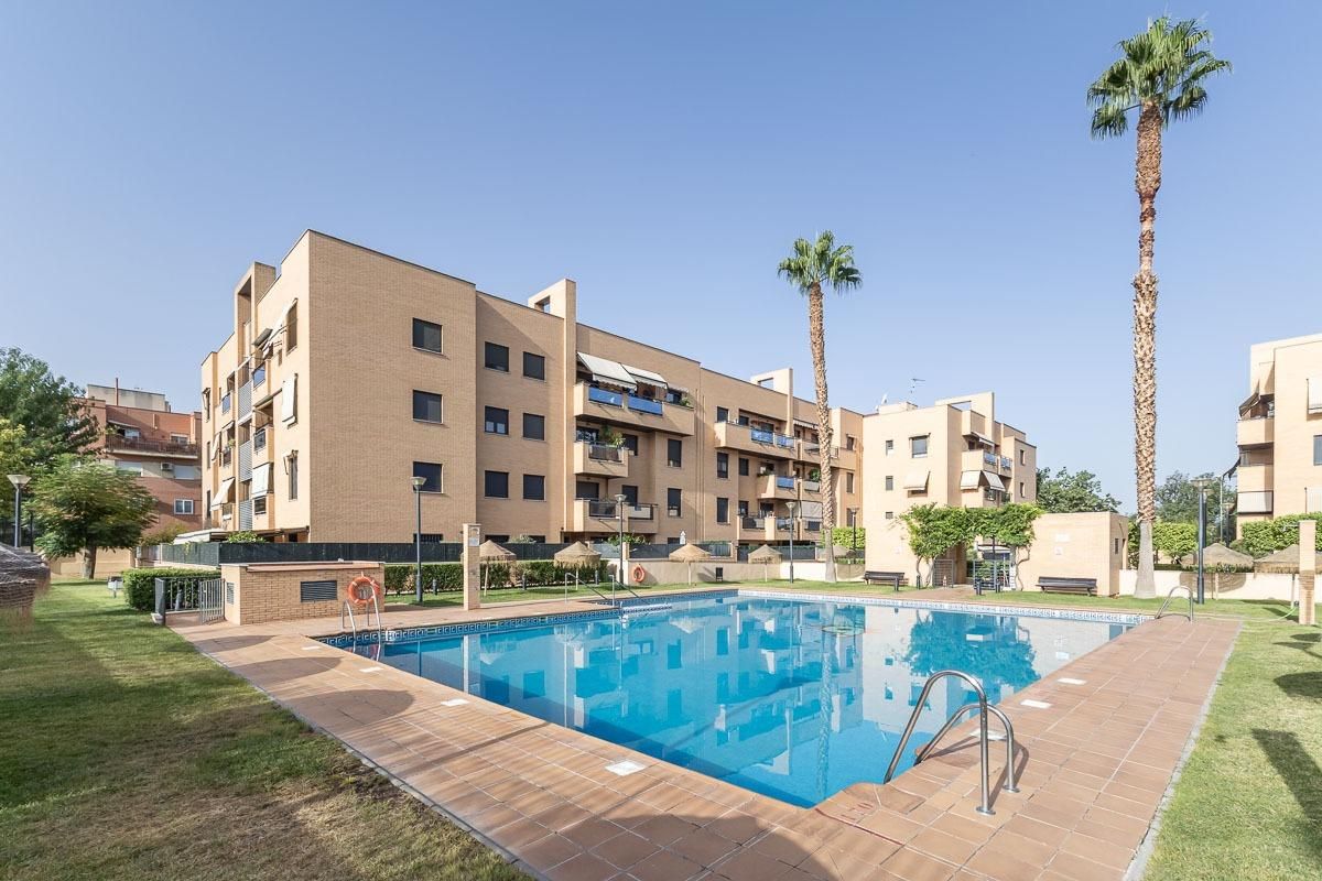 Swimming pool of Flat for sale in  Granada Capital  with Heating, Private garden and Community pool