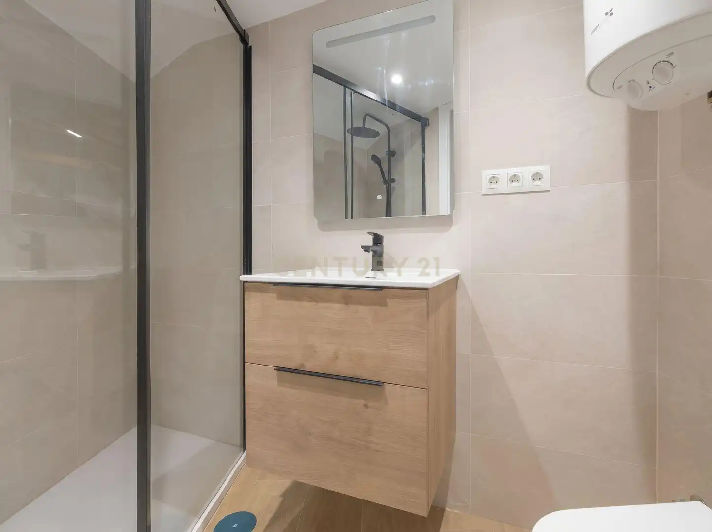 Baño de Piso en venta en Madrid con Aire acondicionado, Lavadora y Microondas