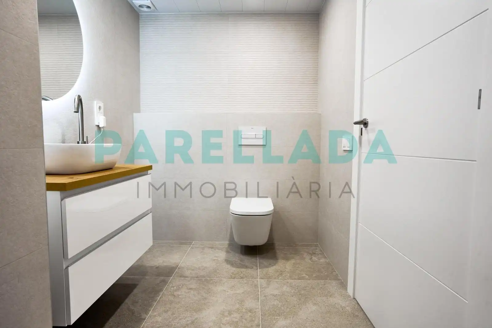 Bathroom of Flat for sale in Badalona  with Air Conditioner, Heating and Parquet flooring
