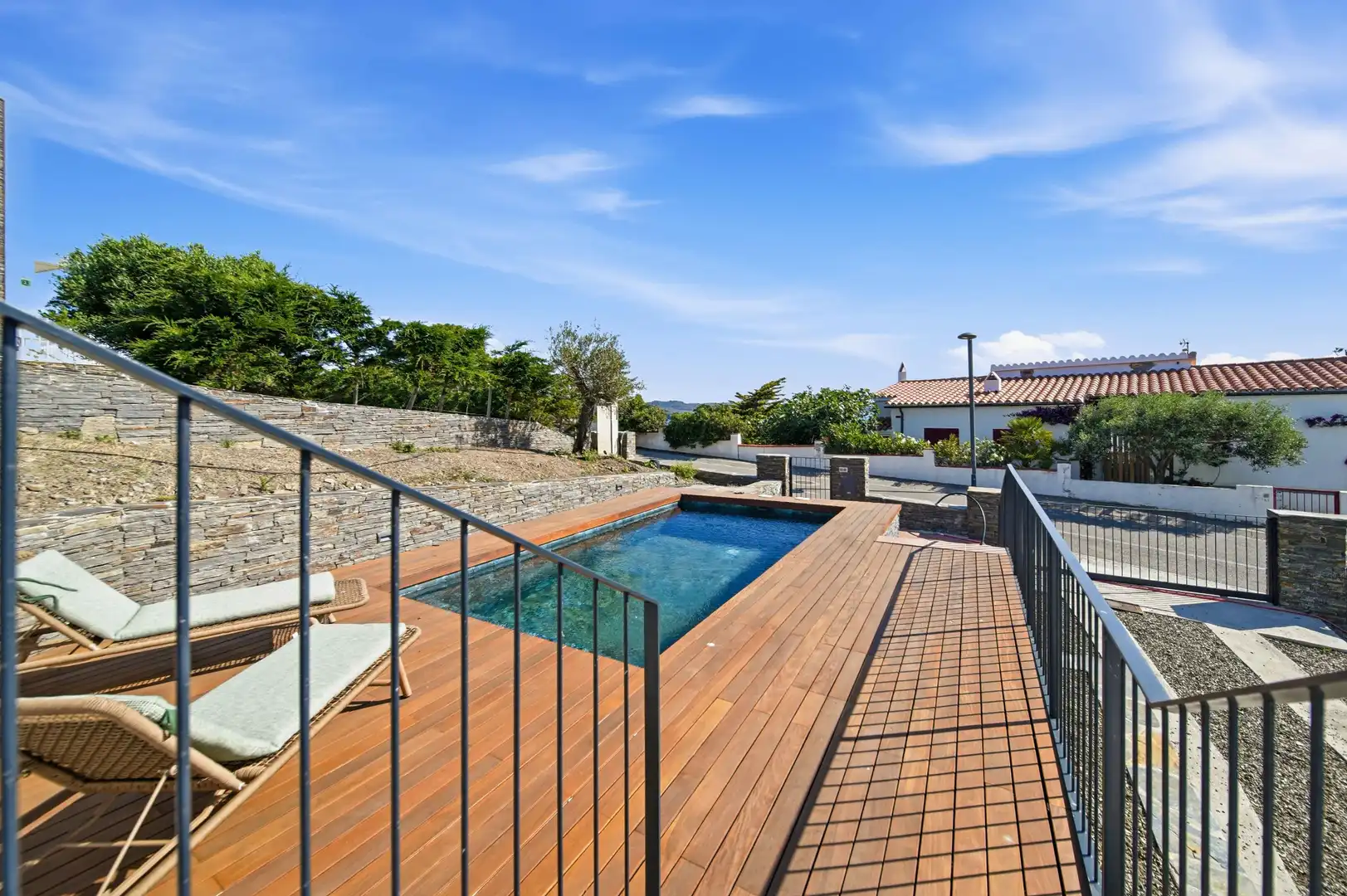 Terrasse von Einfamilien-Reihenhaus zum Verkauf in Cadaqués mit Privatgarten, Terrasse und Schwimmbad