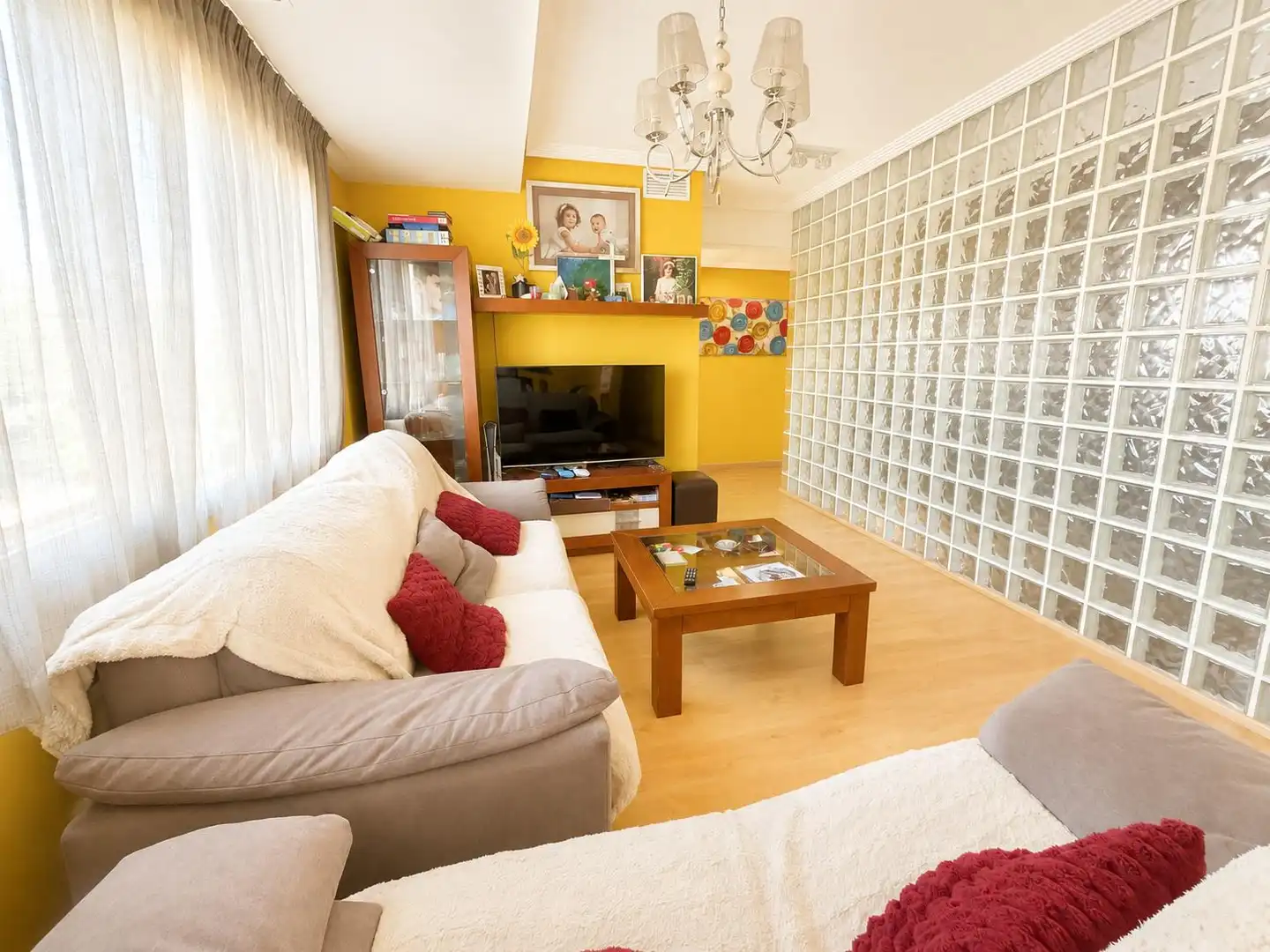 Sala de estar de Casa adosada en venta en Poblete con Aire acondicionado, Calefacción y Jardín privado