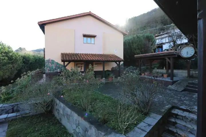 Vista exterior de Finca rústica en venda en Quirós amb Calefacció, Jardí privat i Terrassa