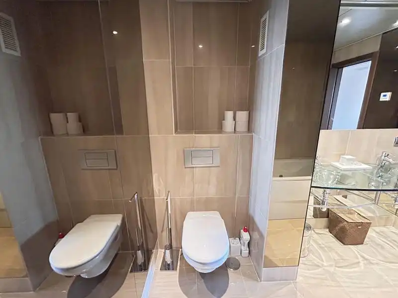 Baño de Apartamento de alquiler en Estepona con Aire acondicionado, Terraza y Piscina
