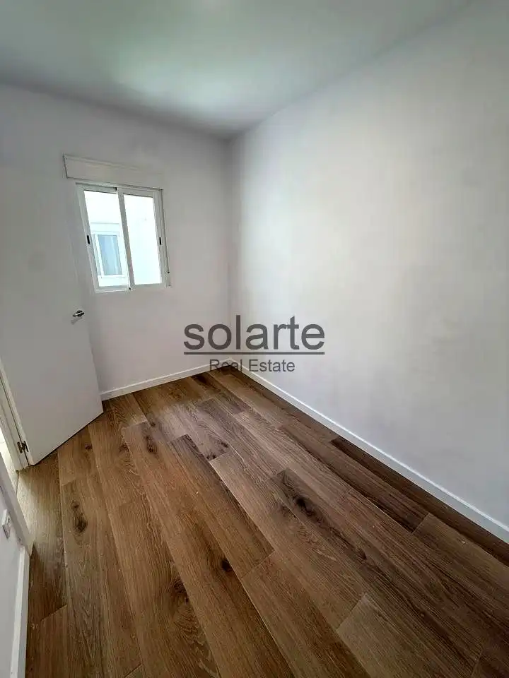 Dormitori de Planta baixa en venda en L'Hospitalet de Llobregat amb Parquet i Terrassa