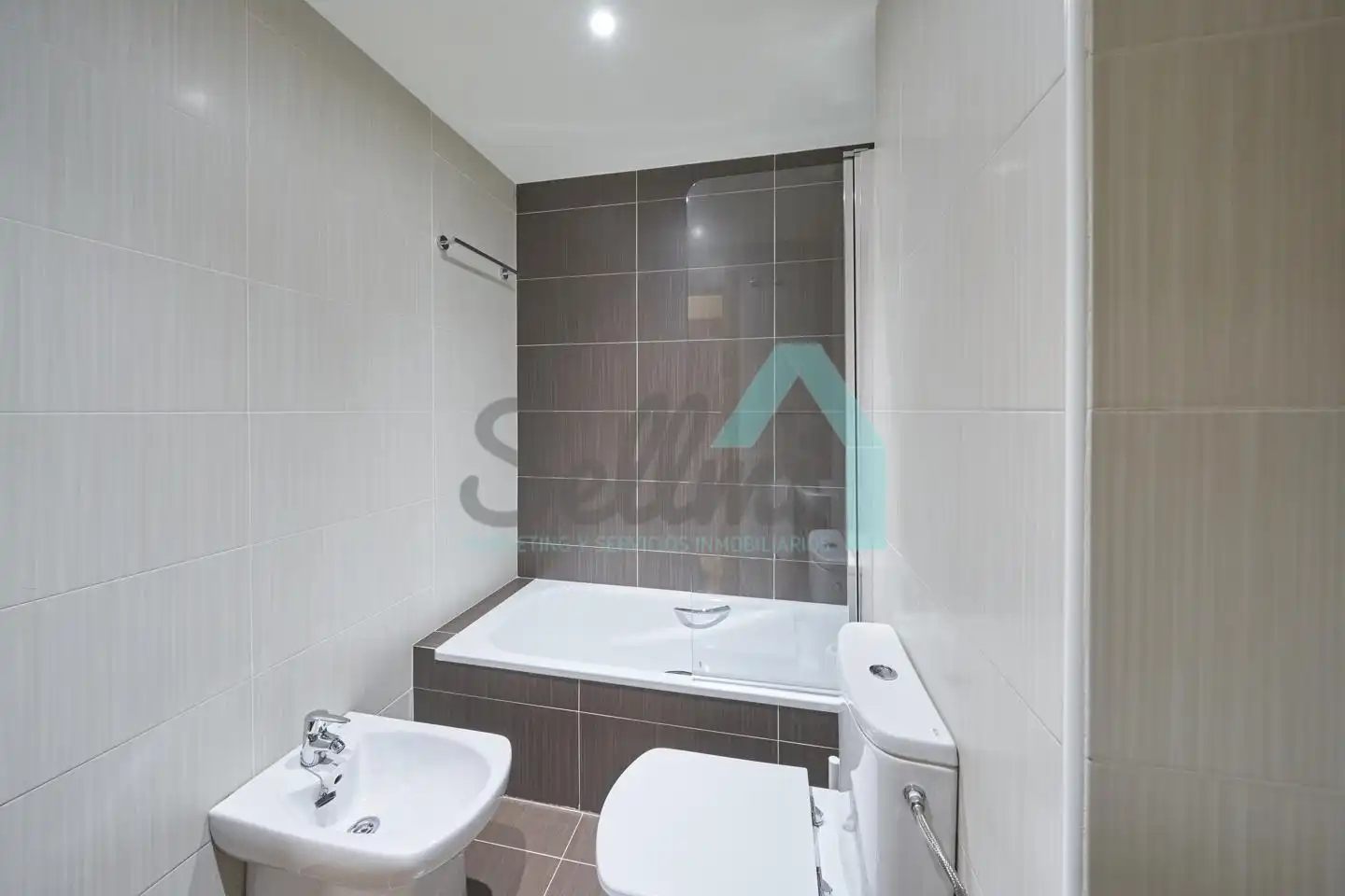 Bathroom of Flat for rent in Oviedo   with Heating and Furnished