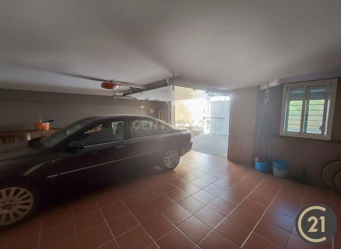 Aparcament de Casa o xalet en venda en Espartinas amb Aire condicionat, Jardí privat i Traster