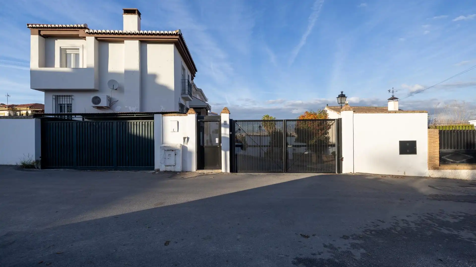 Vista exterior de Casa adosada en venda en Ogíjares amb Aire condicionat, Terrassa i Balcó