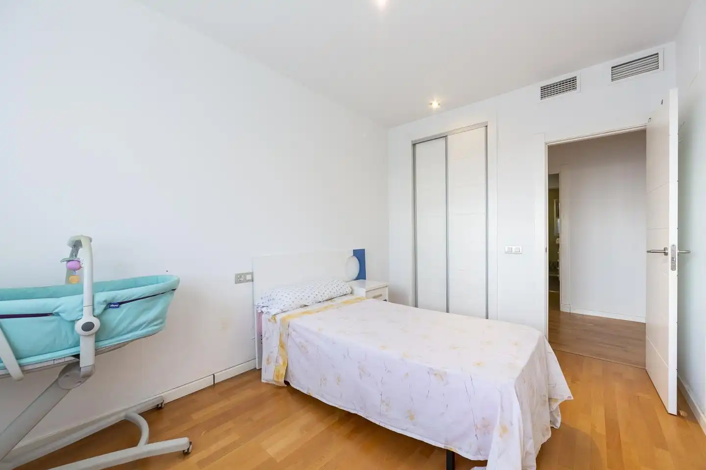 Habitación de Planta baja en venta en Almería con Aire acondicionado, Terraza y Trastero