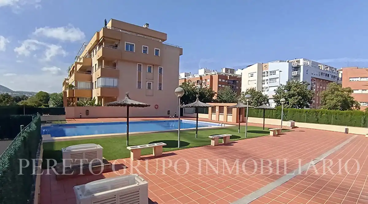 Piscina de Apartament en venda en Dénia amb Aire condicionat, Calefacció i Jardí privat