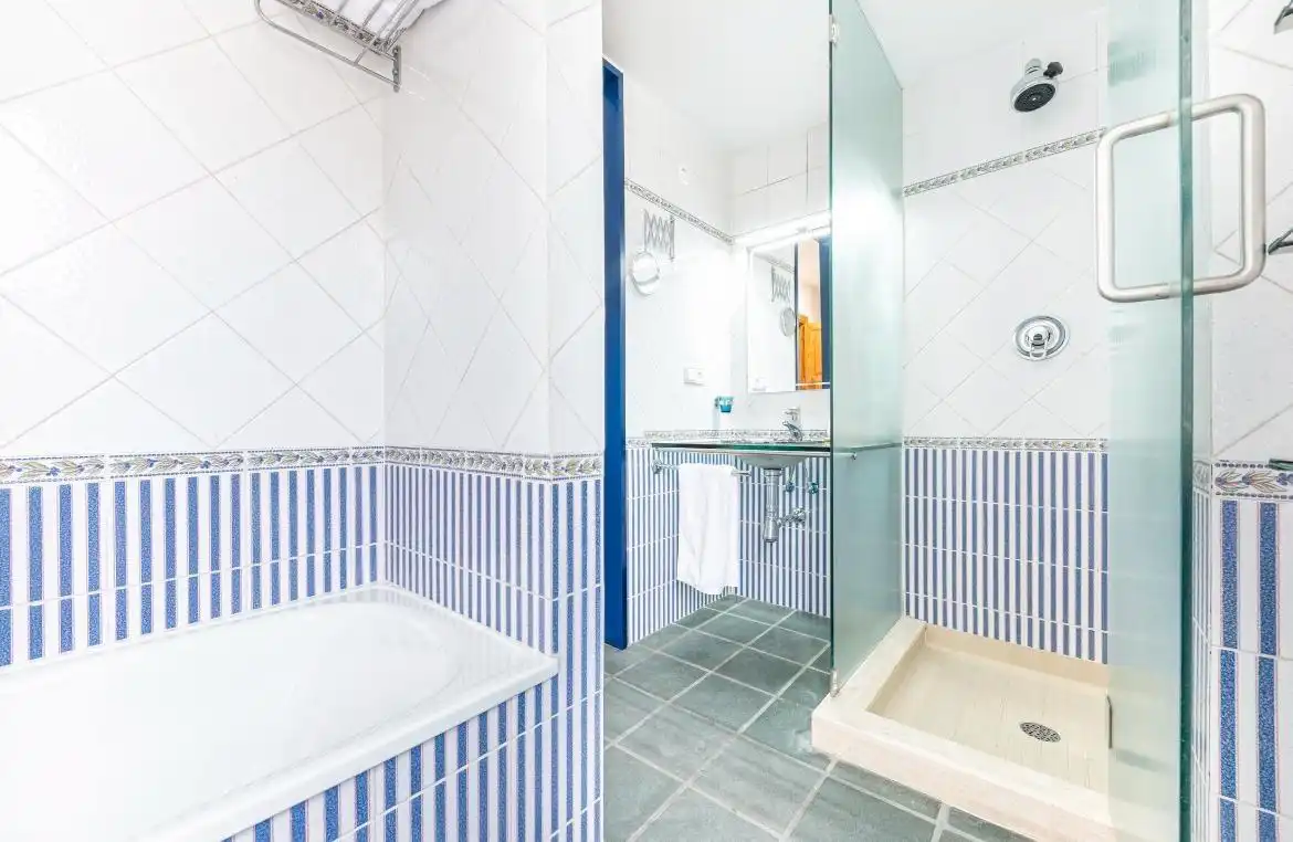 Bany de Casa o xalet en venda en Alicante / Alacant amb Jardí privat, Terrassa i Traster