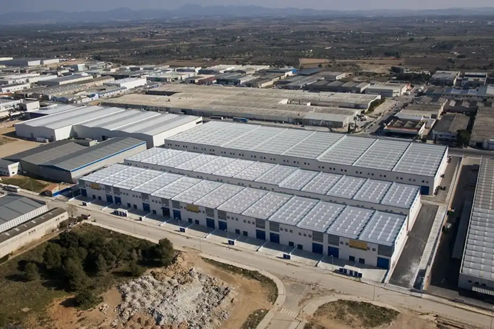 Außenansicht von Fabrikhallen zur Miete in Valls
