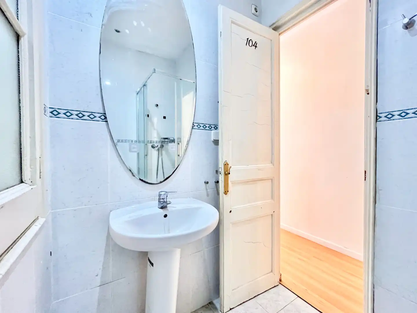 Bathroom of Flat for sale in Barcelona  with Parquet flooring, Oven and Balcony