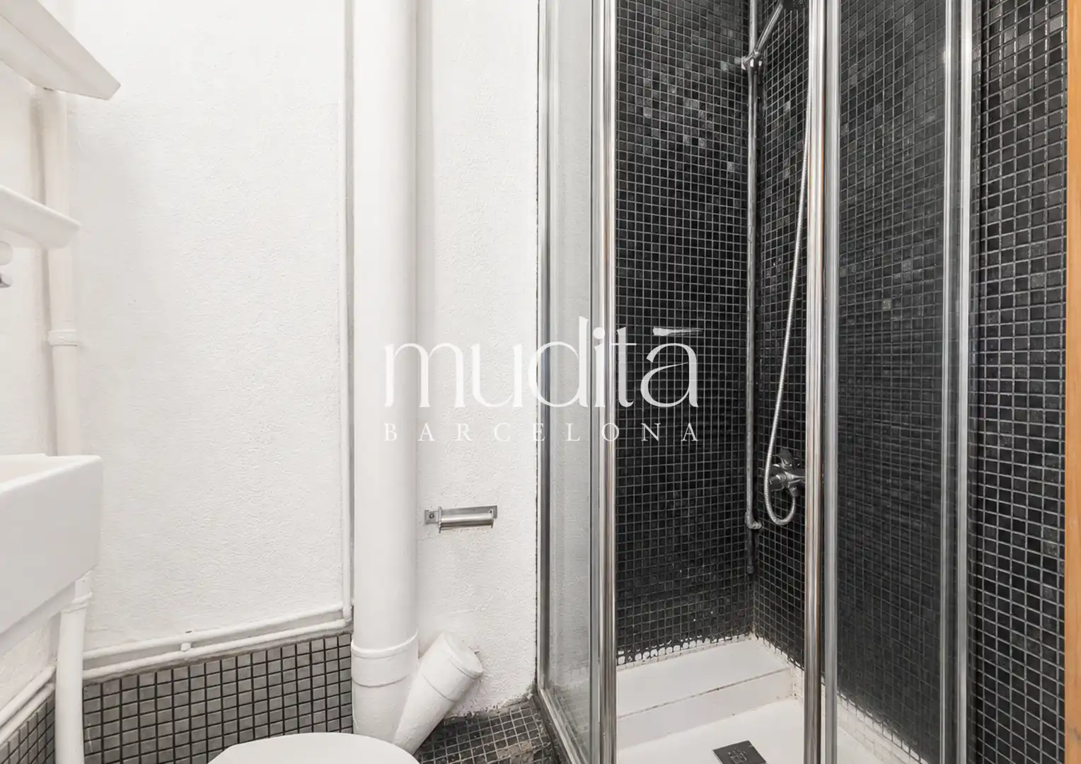 Bathroom of Apartments for sale in Barcelona  with Heating and Alarm