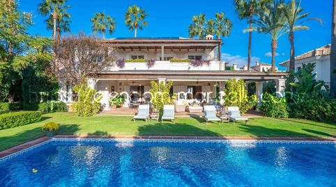 Excepcional villa con vistas al mar y gran jardín en venta en Elviria