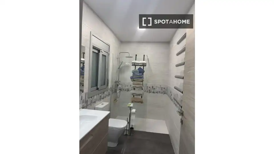 Baño de Piso para compartir en Mataró con Aire acondicionado, Calefacción y Amueblado