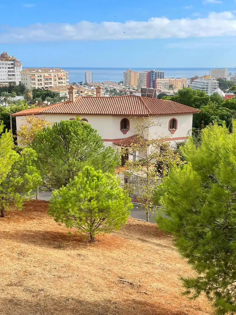 Vista exterior de Casa o xalet en venda en Benalmádena amb Aire condicionat, Jardí privat i Terrassa