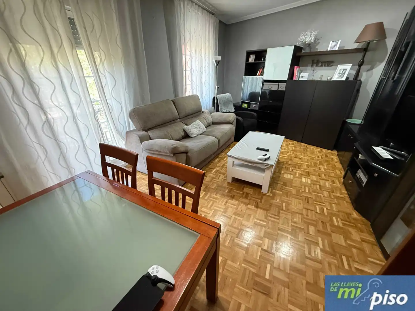 Living room of Flat for sale in Valladolid  with Heating, Parquet flooring and Furnished