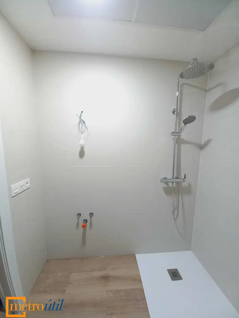 Bathroom of Flat for sale in Salamanca  with Air Conditioner, Heating and Parquet flooring