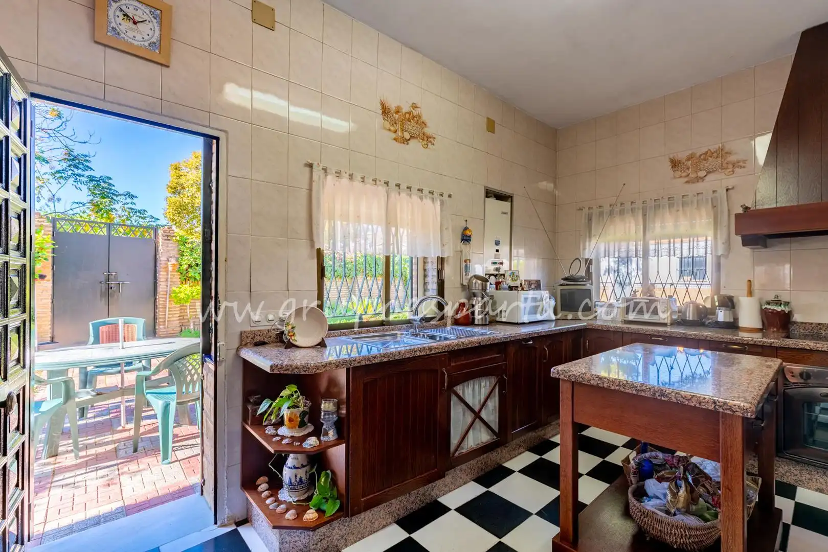 Cuina de Casa o xalet en venda en Espartinas amb Aire condicionat, Jardí privat i Terrassa